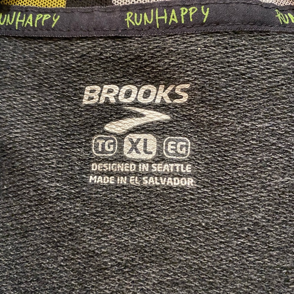 Brooks Run Happy running jacket w hood size XL - Picture 2 of 5